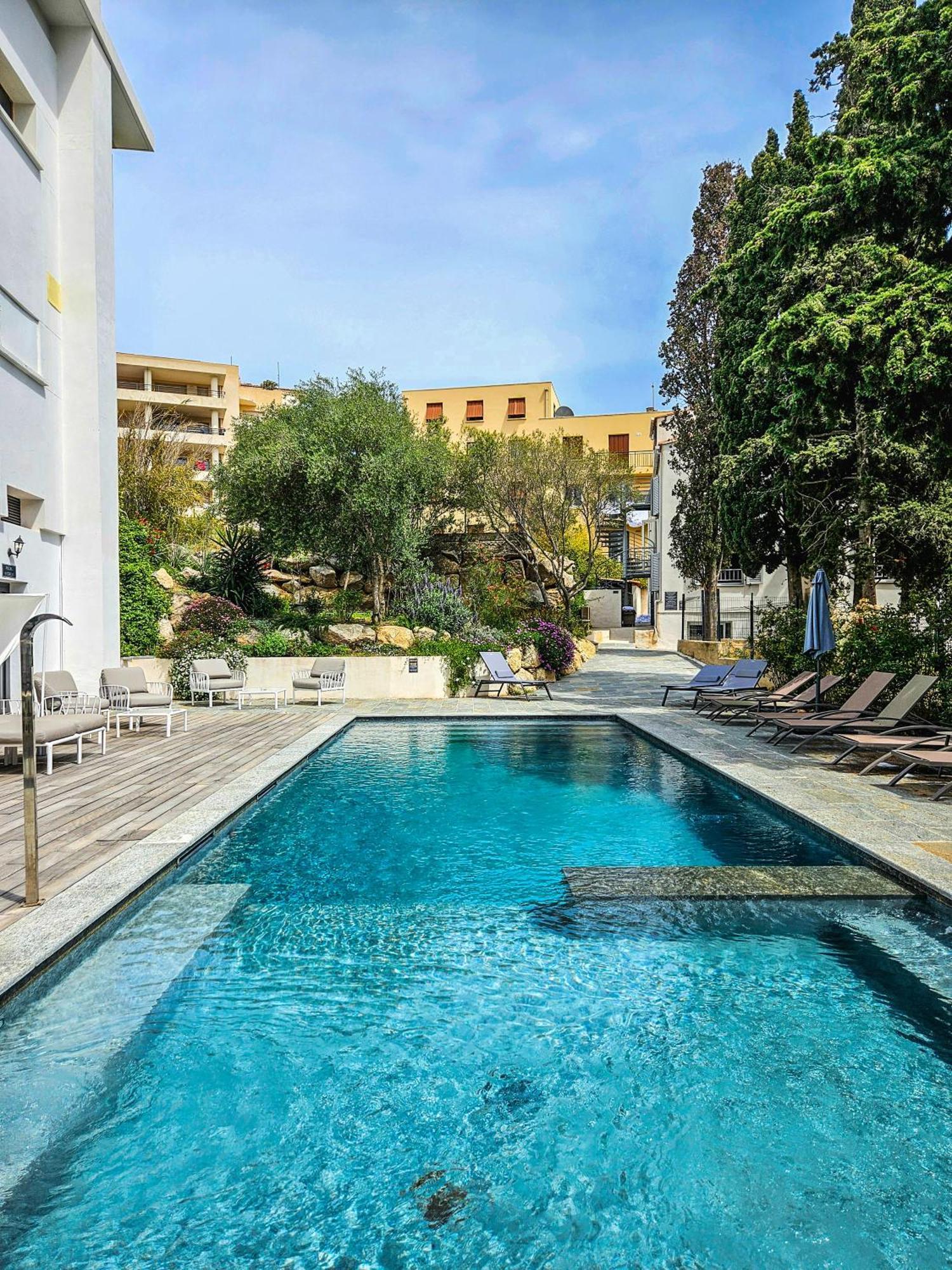 Best Western Hotel Casa Bianca, Piscine Interieure Et Exterieure Калви Екстериор снимка